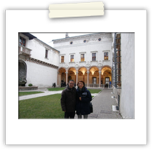 Roberto e Norma nel Cortile dei Leoni, con la Loggia del Romanino sullo sfondo