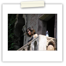 Squinzia al balcone di Giulietta e Romeo