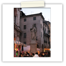 Monumento ad Andrea Palladio nei pressi della omonima basilica
