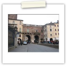 Porta Castello, anticamera del centro storico.